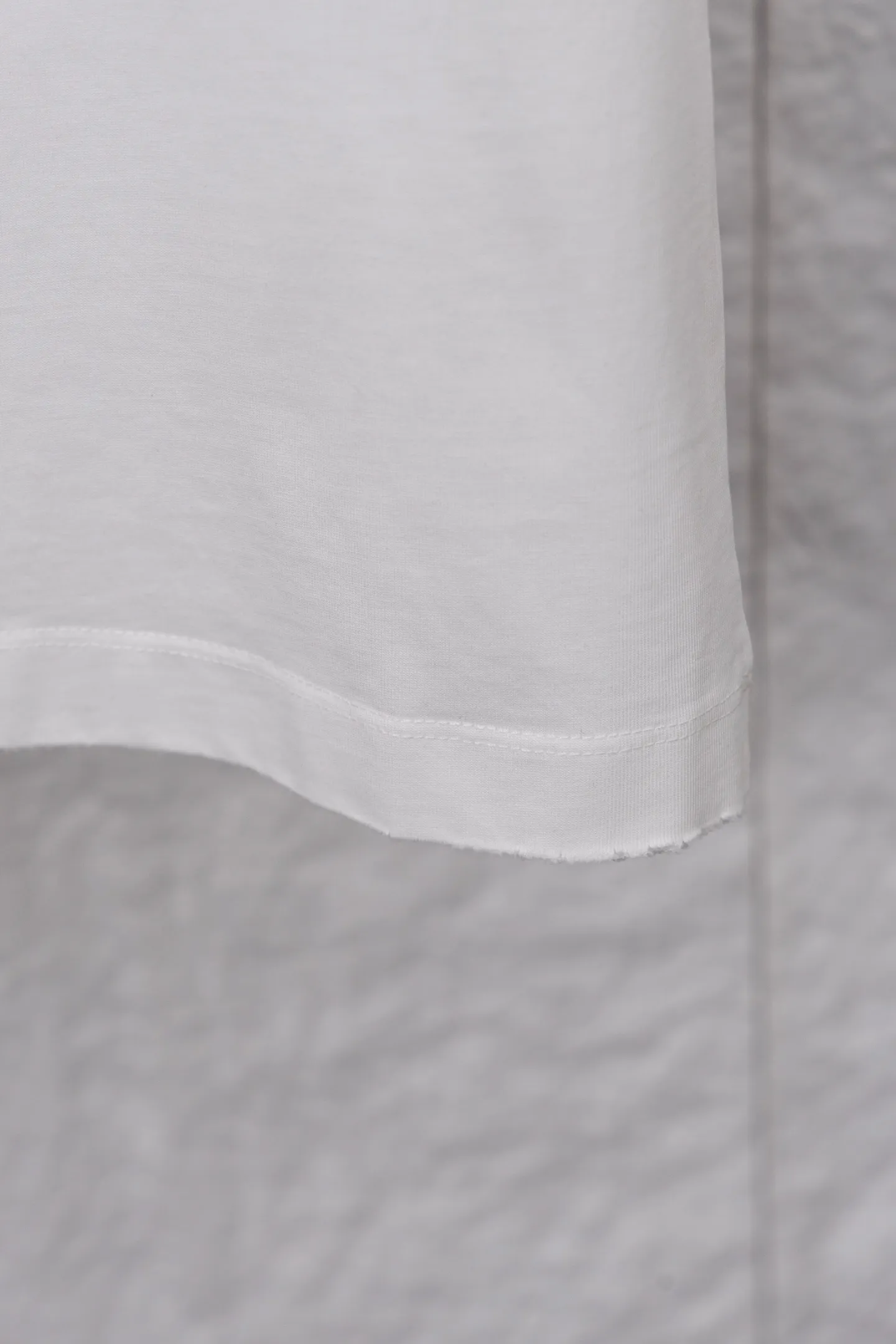 P240 model number/F060 Chrome hearts new hand-painted T-shirt. Heavy 350g double yarn fabric. Wash the whole garment twice. The four sides are frayed and picked. Heavy fabric. The neckline is made of icy Salona. Loose version. Deep, wide and stylish. No deformation or shrinkage. Fabric: 350g. Version: loose. Color: black and white.